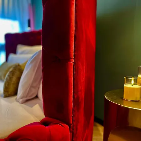 Red Velvet-romantik Mit Balkon - Alpenzeit Im Zentrum Bad Aussee
