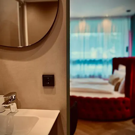 Apartamento Red Velvet-romantik Mit Balkon & Flussblick - Alpenzeit Im Zentrum Mit Parkplatz Bad Aussee