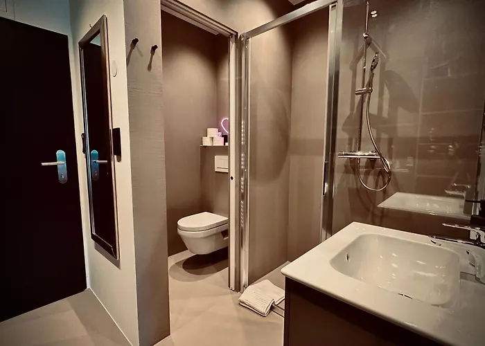 Red Velvet-romantik Mit Balkon & Flussblick - Alpenzeit Im Zentrum Mit Parkplatz * Bad Aussee